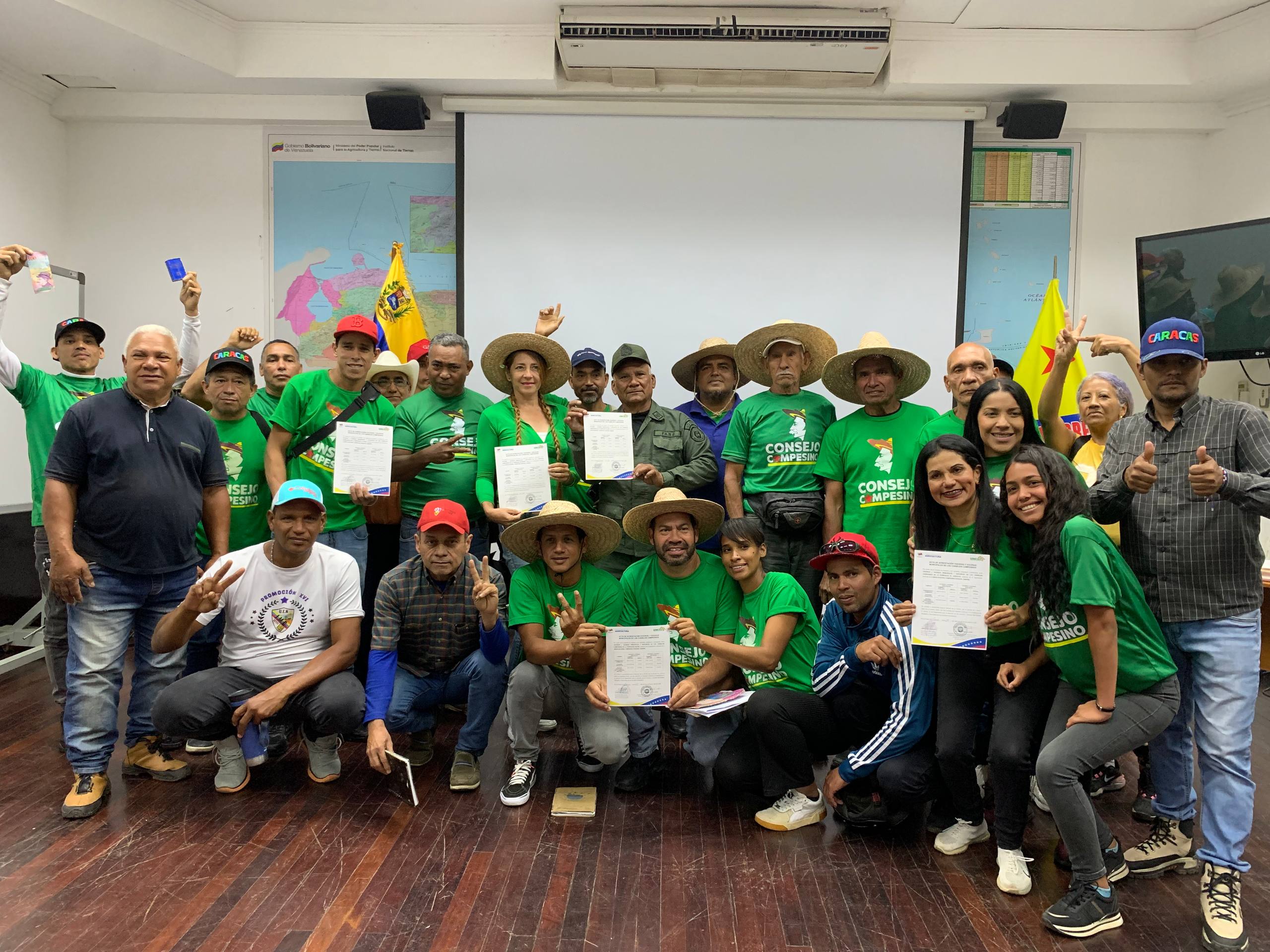 INTi entrega  acreditaciones a voceros y voceras de la UNCEZ del Distrito Capital para fortalecer la soberanía alimentaria